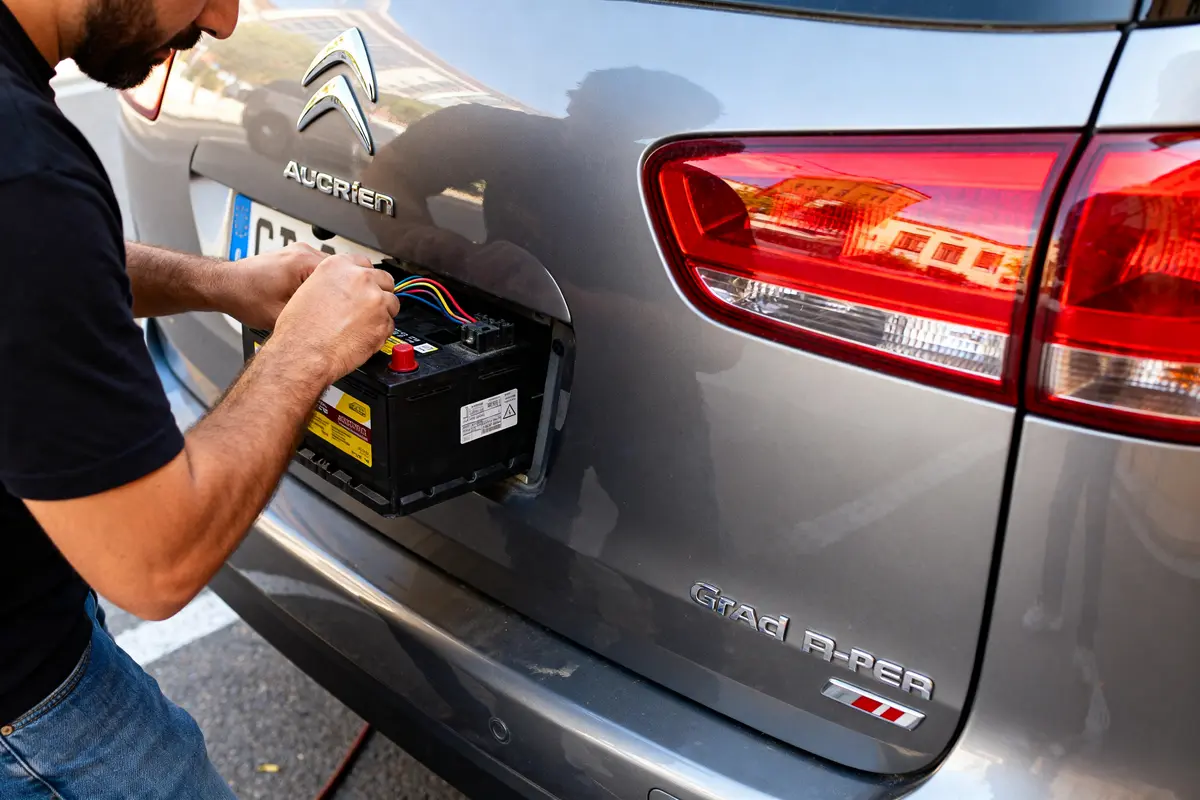 Cambiar tercera luz de freno Citroen C4 Grand Picasso: guía rápida