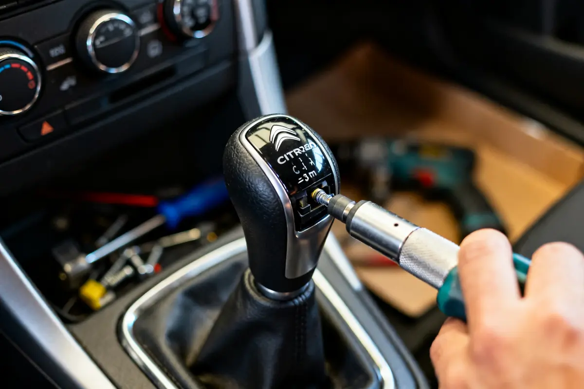 Cambiar pomo Citroën C4: guía fácil para la palanca de cambios