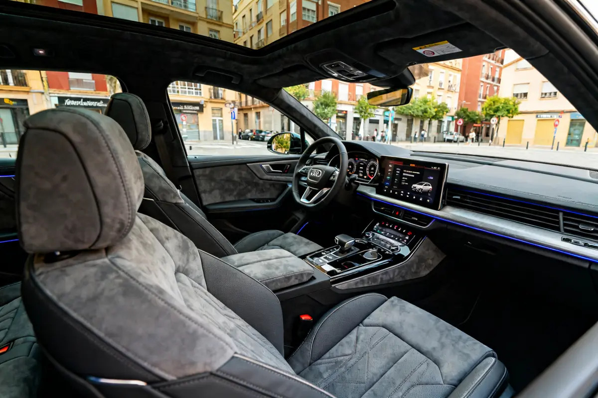 Interior moderno y elegante del Audi Q9 2026 con acabados en cuero y tecnología avanzada