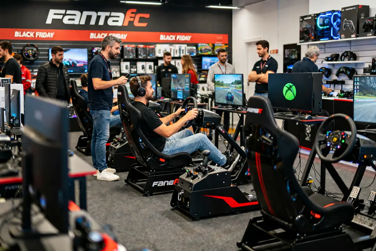 Clientes jugando simuladores Fanatec en tienda durante Black Friday Fanatec con personal atento alrededor