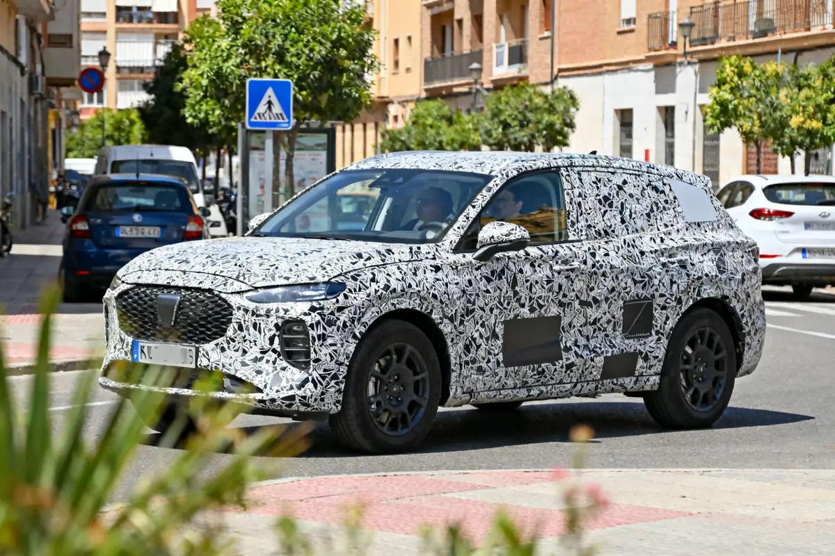 Prototipo de SUV camuflado circulando por calle urbana capturado en fotos espía recientes