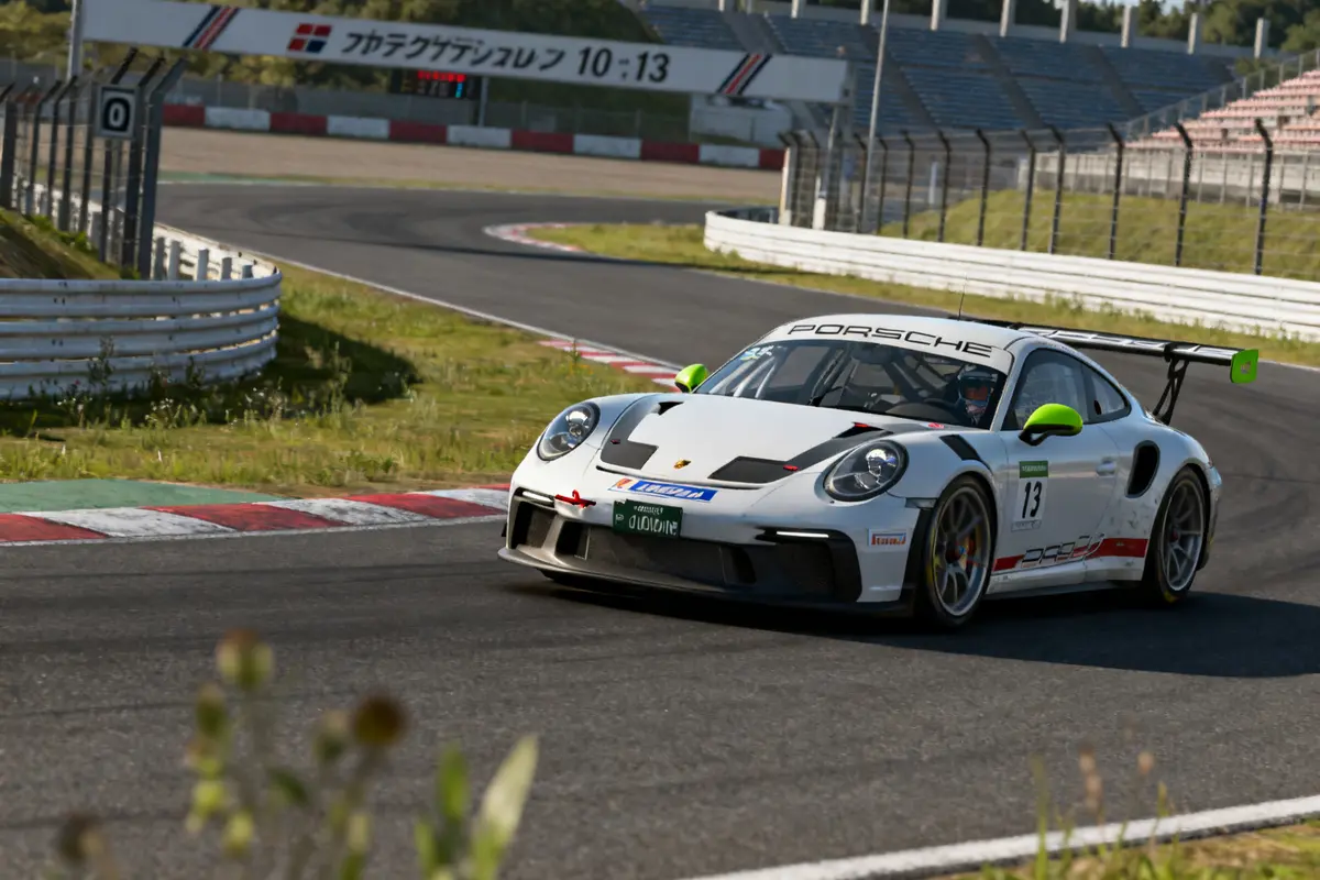 Coche deportivo en circuito, ideal para probar hora de demostración de iRacing en modo arcade