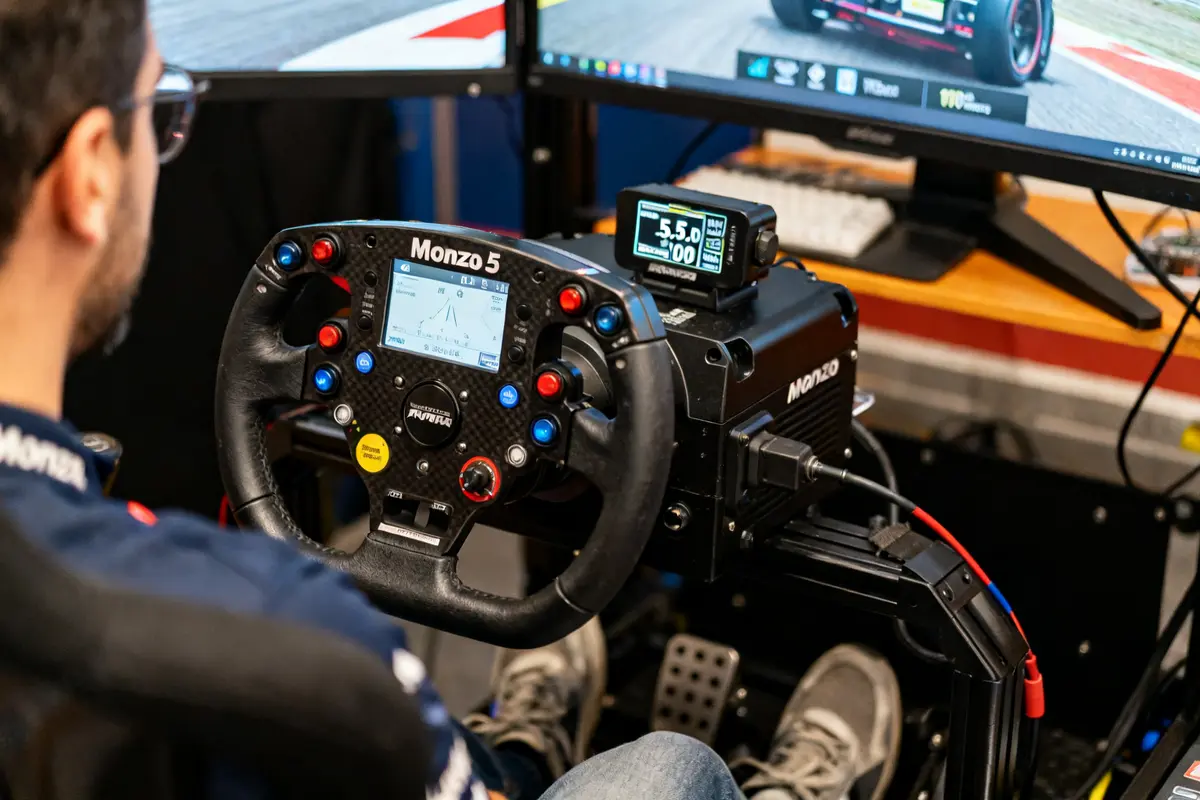 Persona conduciendo simulador de carreras con volante Monza R5 y pantallas frente a él